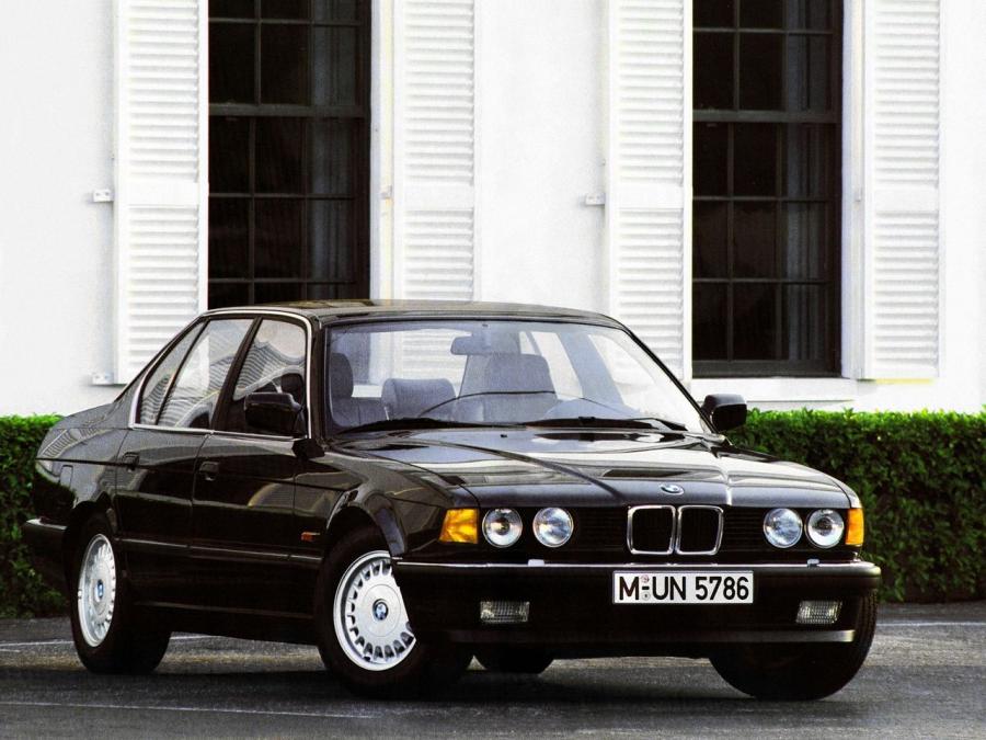  BMW 735i 1986 года  (фото 1 из 9)